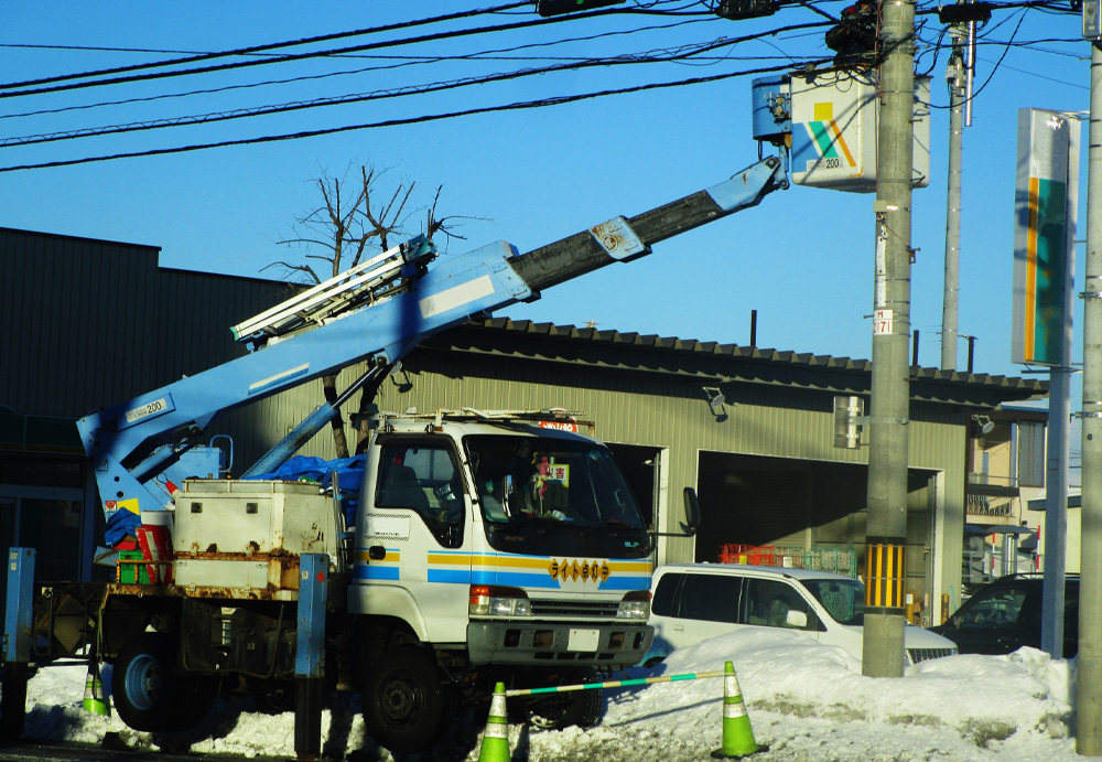 穴掘建柱車のトラック